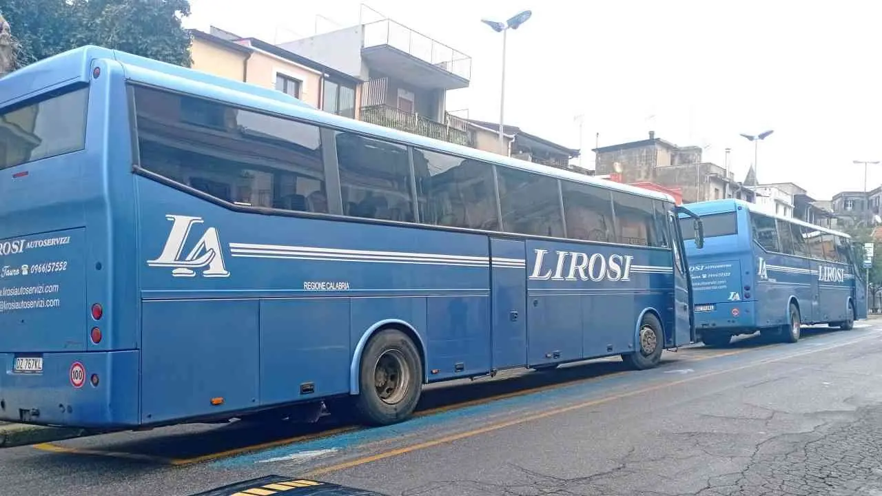 La crisi della Lirosi colpisce i dipendenti e cancella le corse fuori regione: salvi i pendolari calabresi