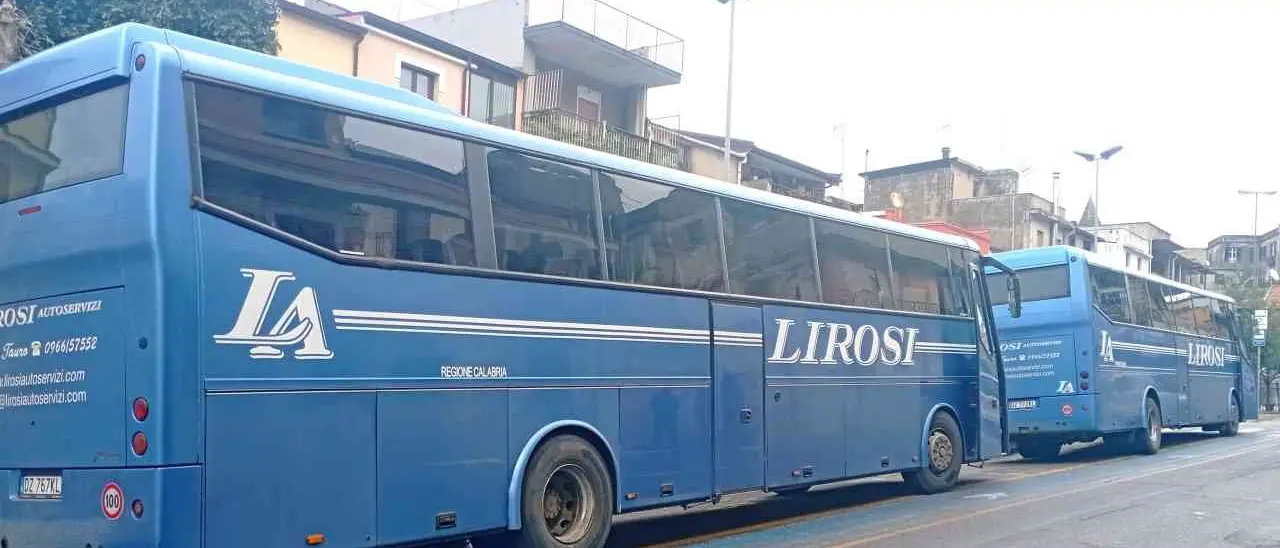 La crisi della Lirosi colpisce i dipendenti e cancella le corse fuori regione: salvi i pendolari calabresi