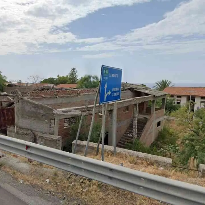 Duemila metri di amianto e una bonifica ordinata (e mai effettuata) 20 anni fa: a San Lorenzo l’ex fabbrica di pipe fa paura