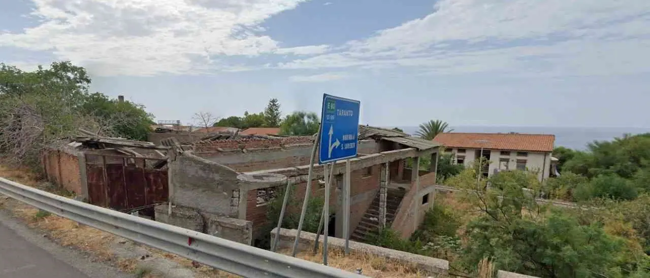 Duemila metri di amianto e una bonifica ordinata (e mai effettuata) 20 anni fa: a San Lorenzo l’ex fabbrica di pipe fa paura