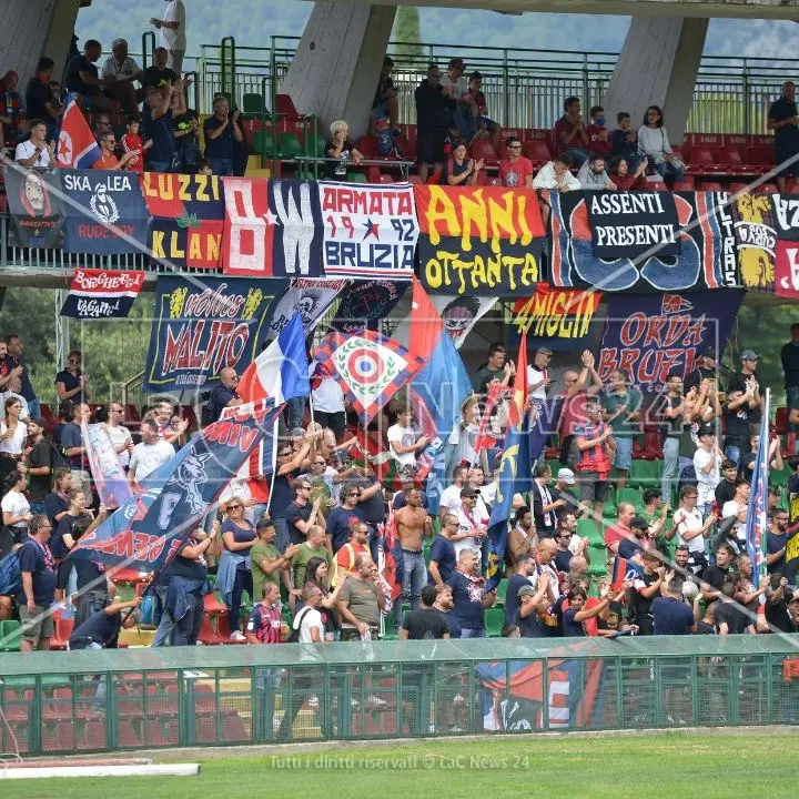 Ternana-Cosenza, niente biglietti ai tifosi rossoblù. Il prefetto della città umbra: «C’è pericolo per l’ordine pubblico»