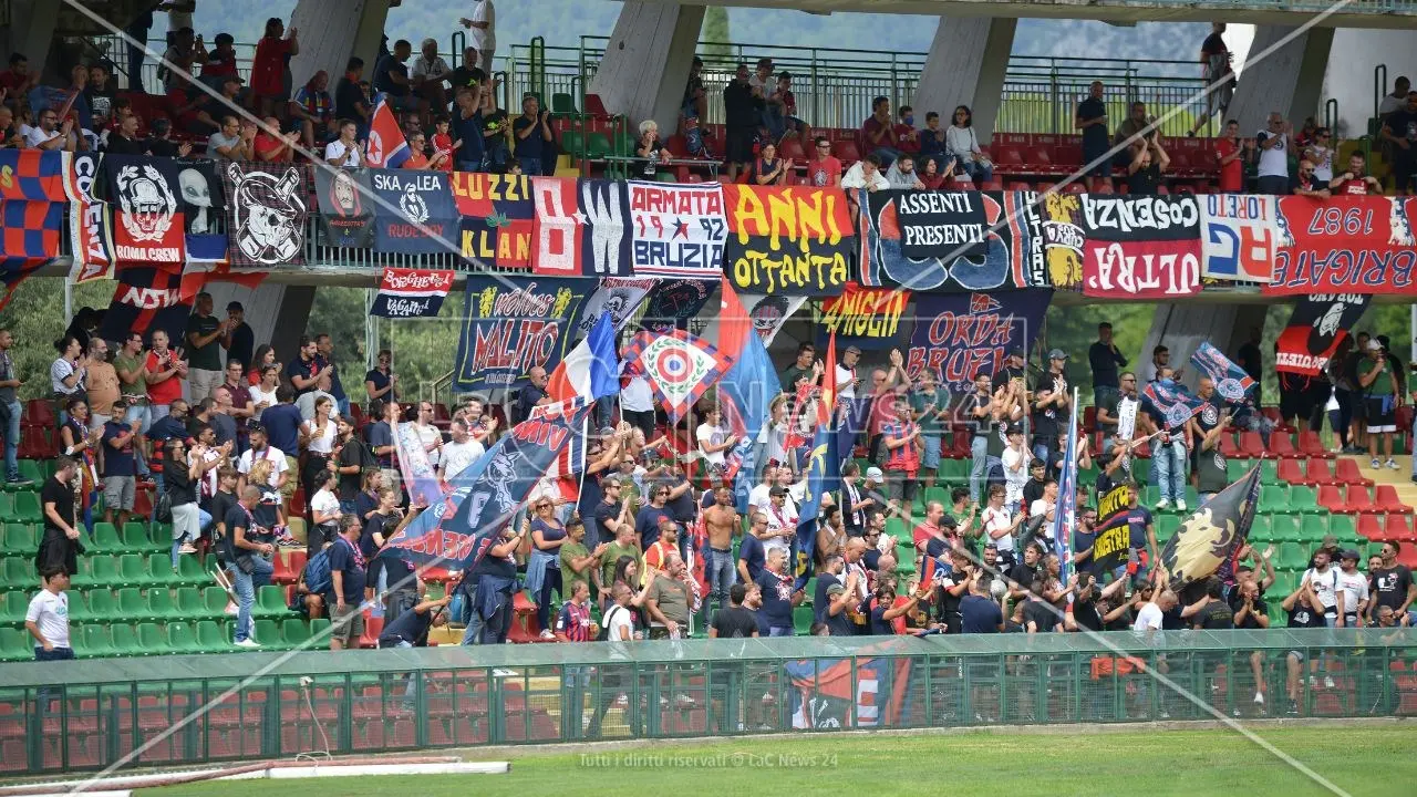 Ternana-Cosenza, niente biglietti ai tifosi rossoblù. Il prefetto della città umbra: «C’è pericolo per l’ordine pubblico»