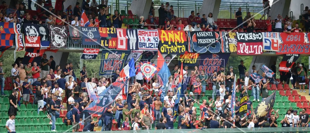 Ternana-Cosenza, niente biglietti ai tifosi rossoblù. Il prefetto della città umbra: «C’è pericolo per l’ordine pubblico»