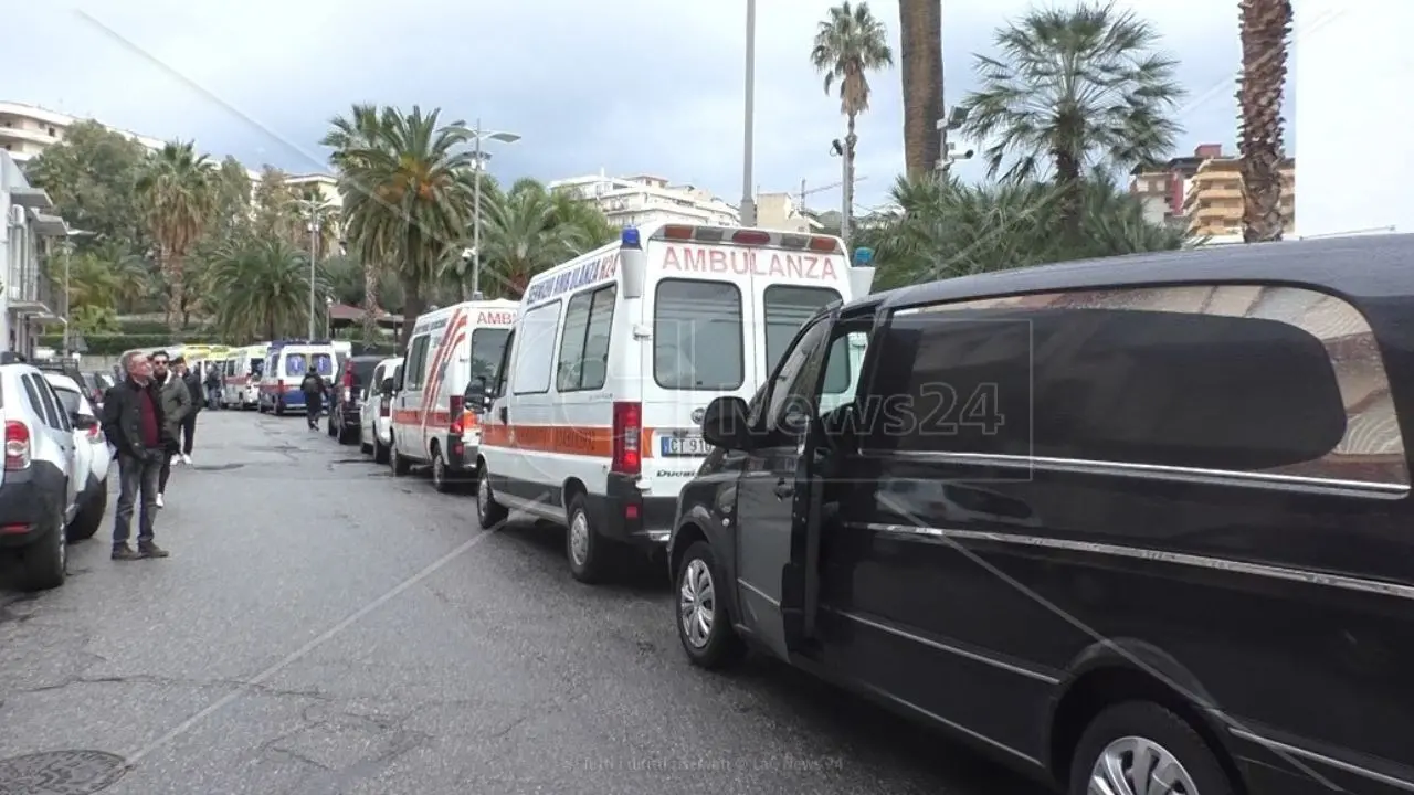 Agenzie funebri in protesta davanti Palazzo Campanella: «Il nostro lavoro ostacolato dalle nuove norme»