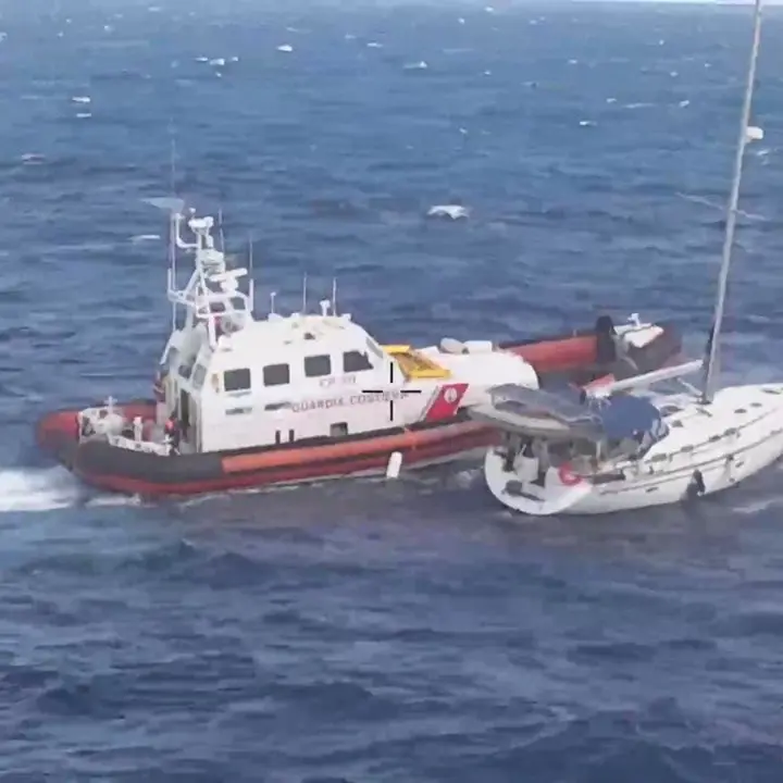 Barca in avaria e in balia del mare mosso soccorsa al largo di Capo Spartivento dalla Guardia costiera