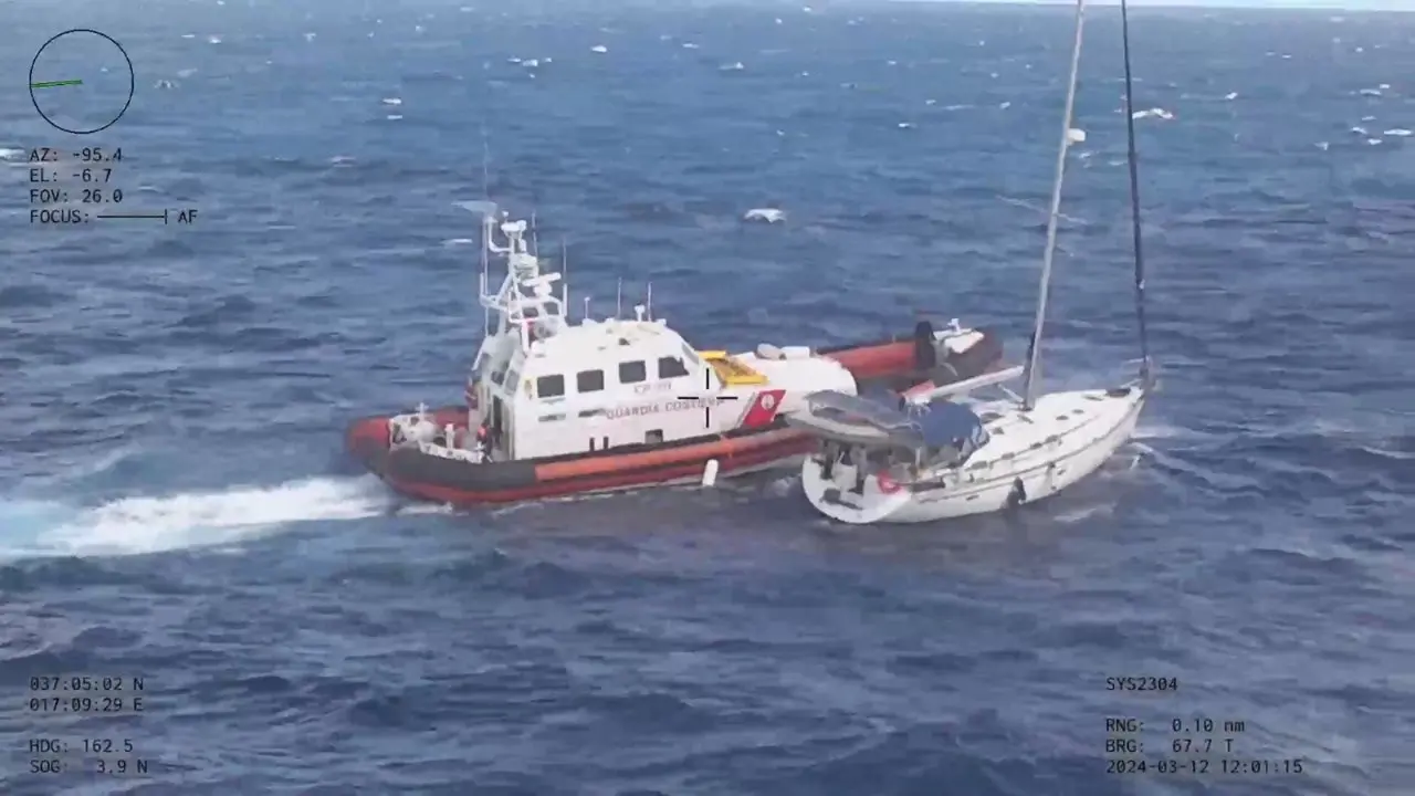 Barca in avaria e in balia del mare mosso soccorsa al largo di Capo Spartivento dalla Guardia costiera