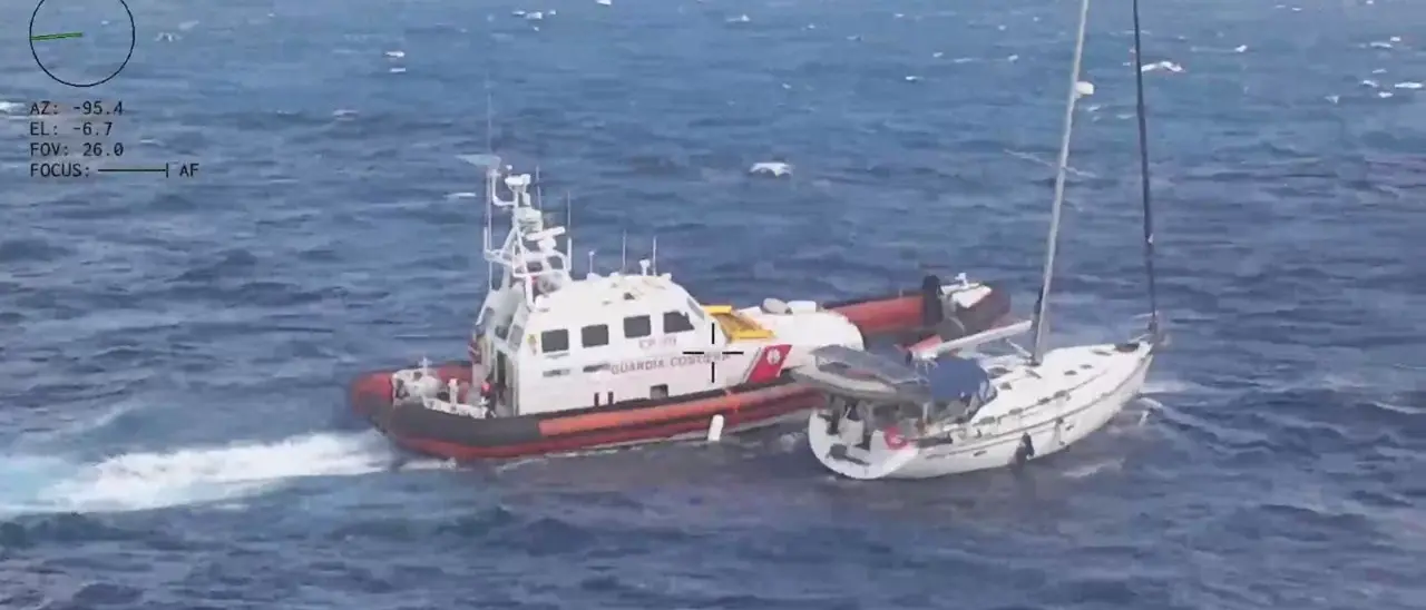 Barca in avaria e in balia del mare mosso soccorsa al largo di Capo Spartivento dalla Guardia costiera