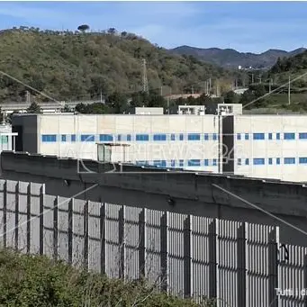 Droga e telefonini nel carcere di Catanzaro, rimesse in libertà l’ex direttrice e l’ex comandante della struttura