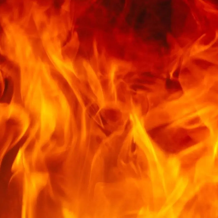 Reggio Calabria, distributore di carburanti in fiamme nella notte: indagini in corso