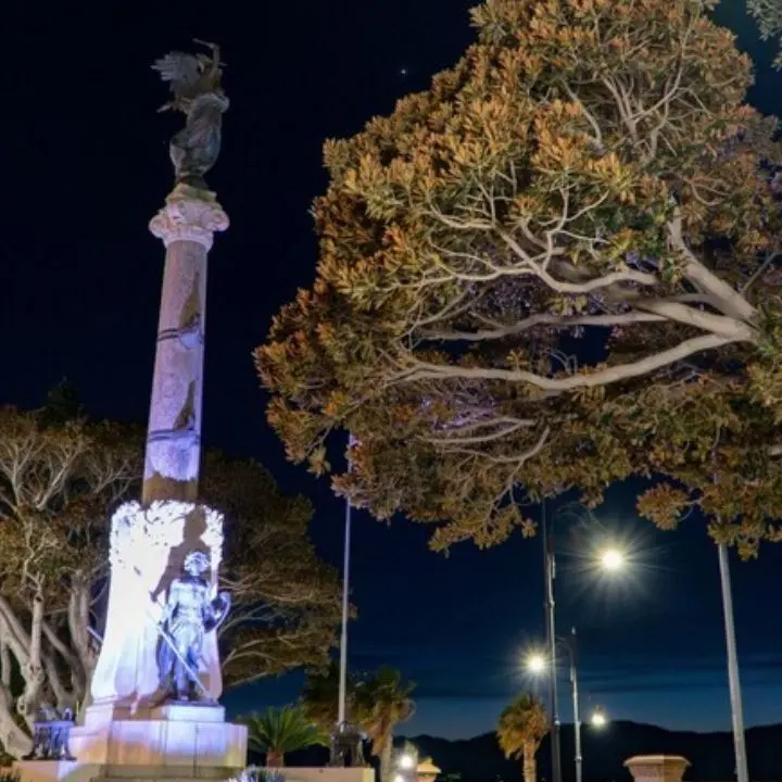 A Reggio Calabria il Monumento dei Caduti illuminato di lilla contro i disturbi alimentari