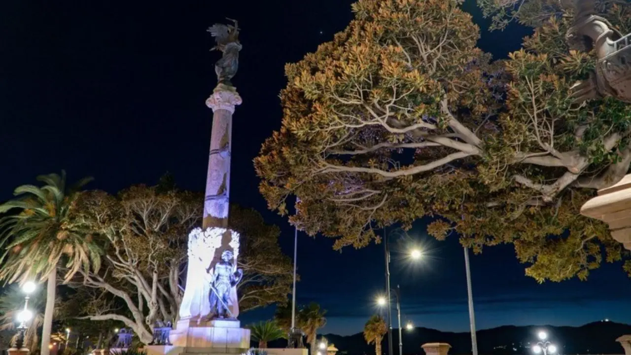 A Reggio Calabria il Monumento dei Caduti illuminato di lilla contro i disturbi alimentari