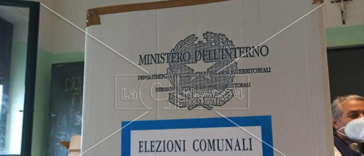 Blitz della Lega per eliminare i ballottaggi: sindaci col 40% dei voti. Alleati spiazzati e opposizioni furiose