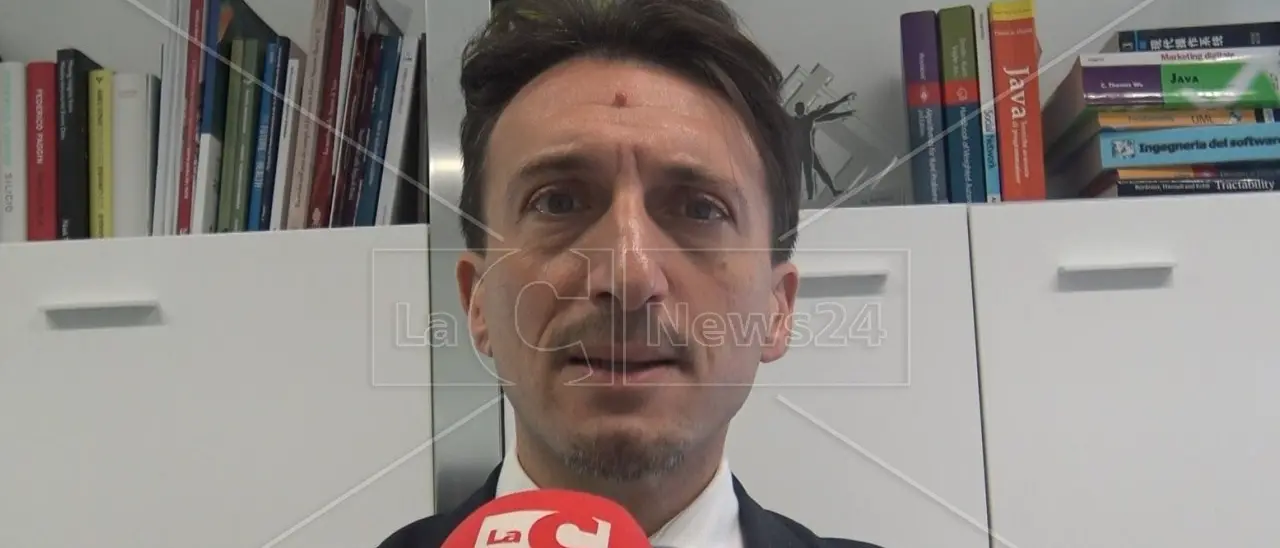 Intelligenza artificiale, lo scienziato dell’Unical Greco: «Il futuro è già qui. I rischi? Esistono ma vanno gestiti»