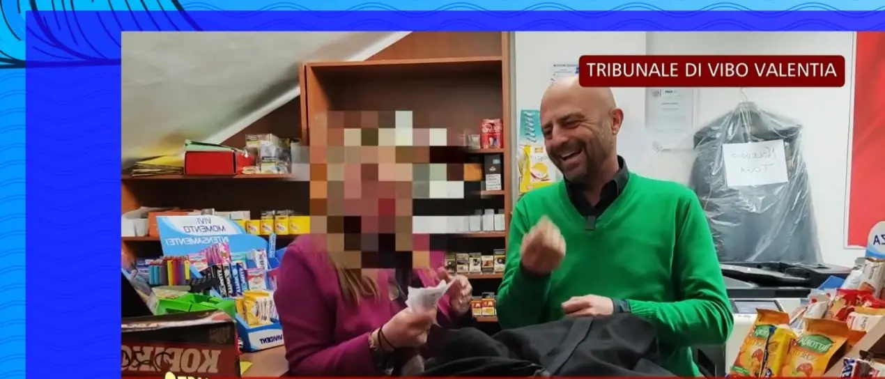 Fotocopie “in nero” nei tribunali, Striscia la notizia fa tappa a Vibo Valentia