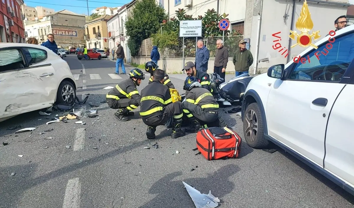 Incidente stradale a Catanzaro, scontro tra un’auto e una moto: un ferito trasportato in ospedale