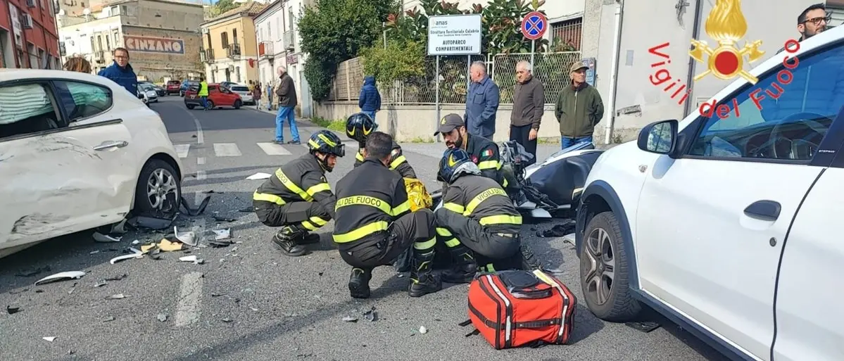 Incidente stradale a Catanzaro, scontro tra un’auto e una moto: un ferito trasportato in ospedale