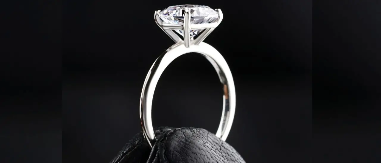 Trasforma le ceneri del marito in un gioiello, ma scopre che il corpo era di un altro