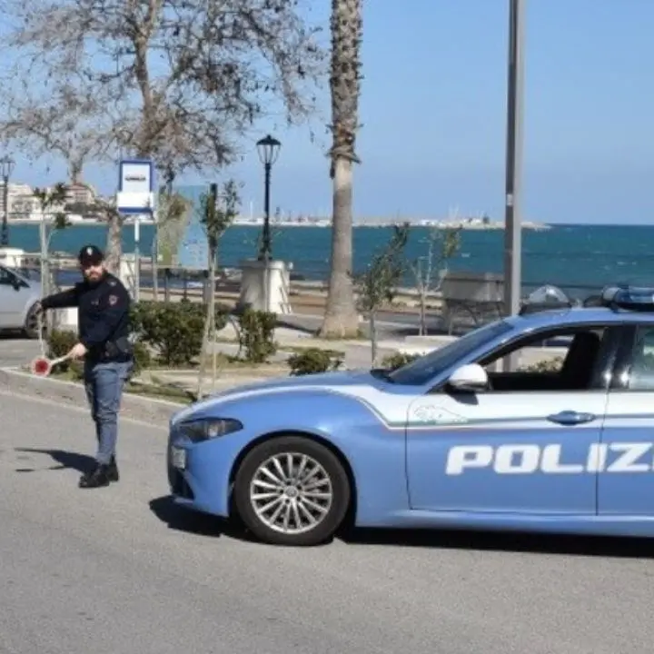 Fugge all’alt della polizia a bordo di uno scooter rubato, poi si scontra con un’auto e muore: grave il figlio 13enne che era con lui