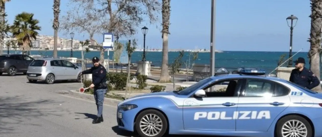 Fugge all’alt della polizia a bordo di uno scooter rubato, poi si scontra con un’auto e muore: grave il figlio 13enne che era con lui