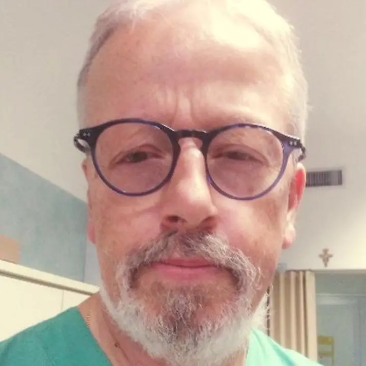 Dopo la visita al pronto soccorso va a casa della paziente 15enne appena dimessa e le salva la vita: «Non ero tranquillo»