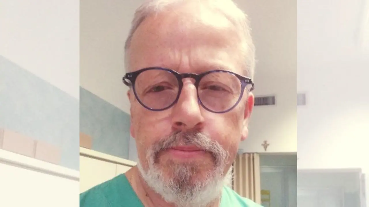Dopo la visita al pronto soccorso va a casa della paziente 15enne appena dimessa e le salva la vita: «Non ero tranquillo»
