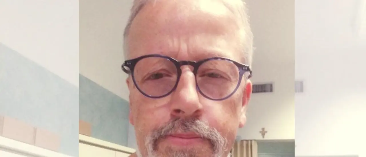 Dopo la visita al pronto soccorso va a casa della paziente 15enne appena dimessa e le salva la vita: «Non ero tranquillo»