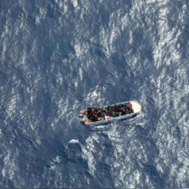 Migranti, nuova tragedia nel Mediterraneo: in 60 morti di fame e sete su un barcone alla deriva