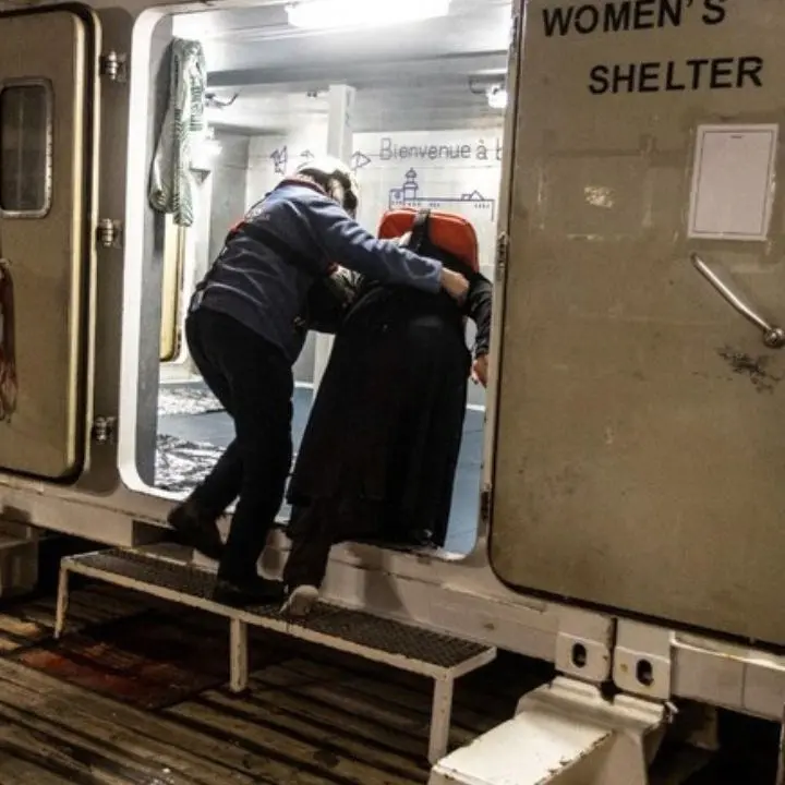 Migranti in gravi condizioni sulla Ocean Viking, in 23 fatti sbarcare nel porto di Catania