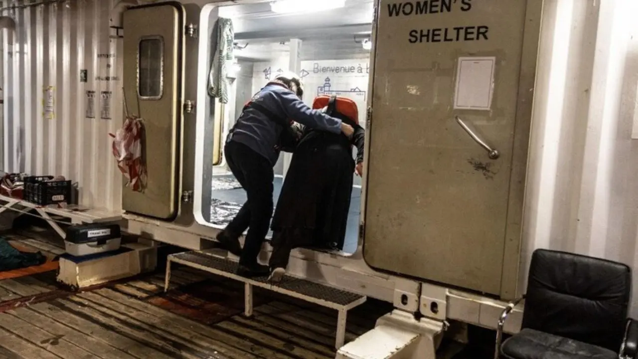 Migranti in gravi condizioni sulla Ocean Viking, in 23 fatti sbarcare nel porto di Catania