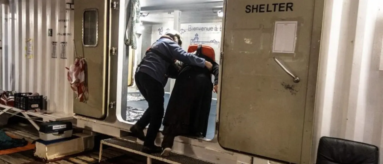 Migranti in gravi condizioni sulla Ocean Viking, in 23 fatti sbarcare nel porto di Catania