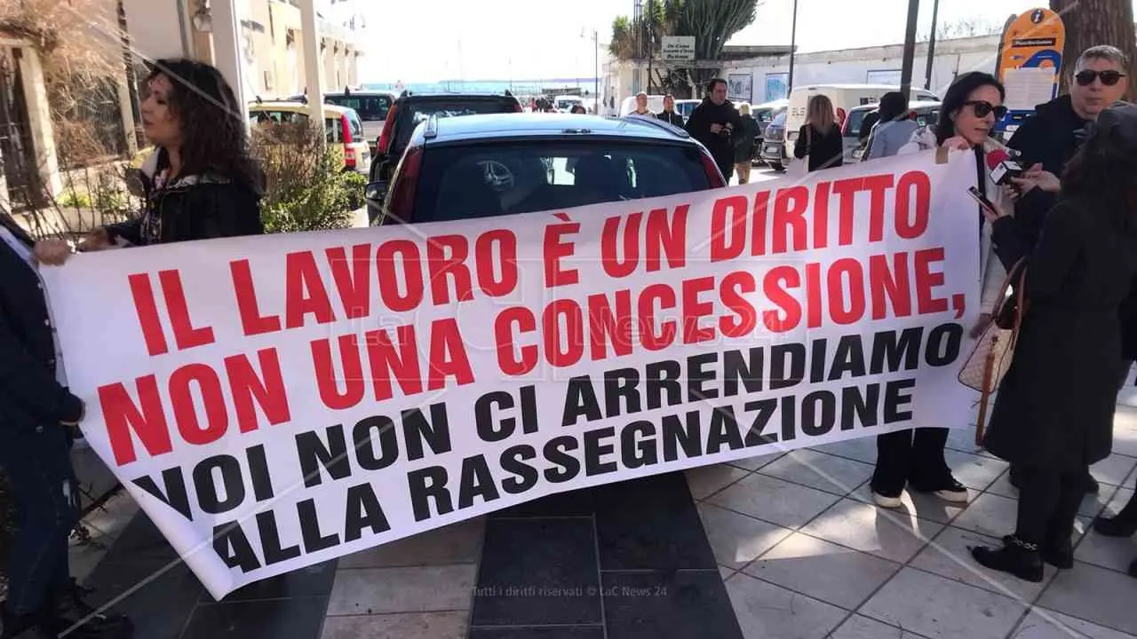 Call center Abramo, la Cgil: «Si rischia la tragedia sociale per mille famiglie». La politica cerca una soluzione che non arriva