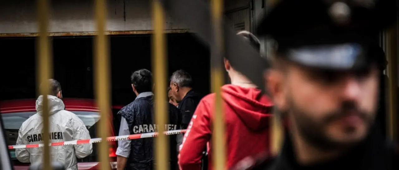 Napoli, trovati morti due fidanzati: i cadaveri in auto all’interno di un garage a Secondigliano