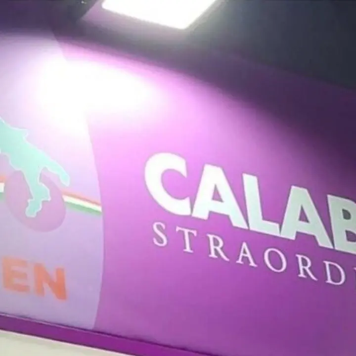 La Calabria disegna l’Italia senza Sicilia e Sardegna, scoppia la polemica alla Fiera delle vacanze di Vienna: «È uno scherzo?»