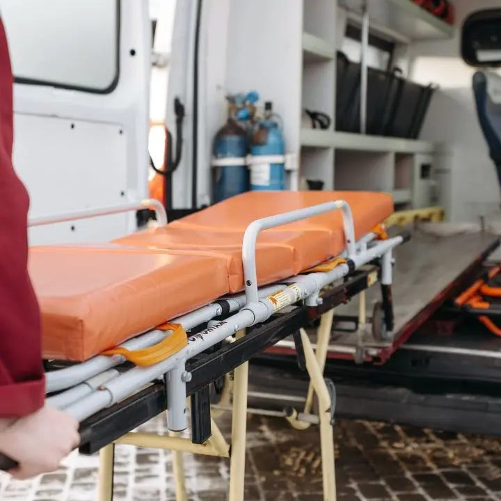 Dimessa dall’ospedale torna a casa in ambulanza ma lungo il tragitto la barella si ribalta e muore