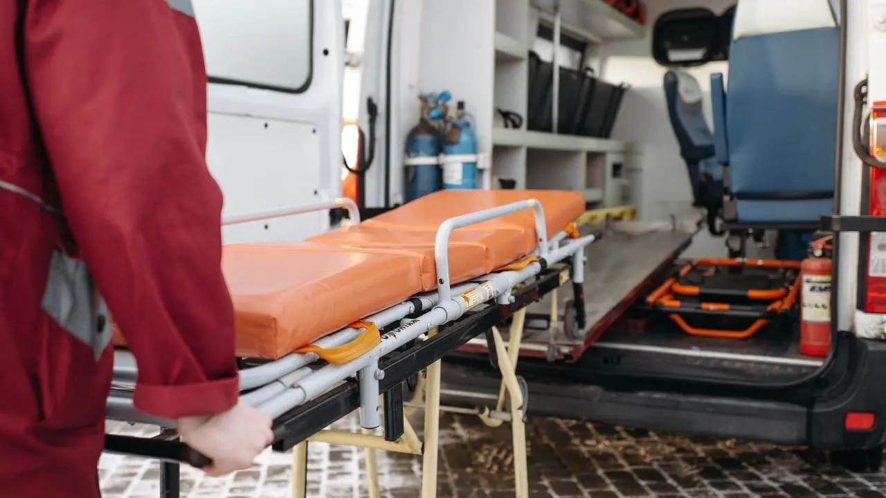 Dimessa dall’ospedale torna a casa in ambulanza ma lungo il tragitto la barella si ribalta e muore