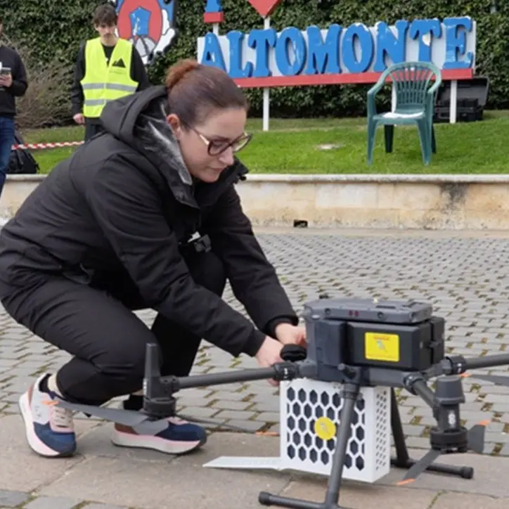 Drone con defibrillatore arriva prima dell’ambulanza, il test in Calabria: «Minuti preziosi per salvare vite»