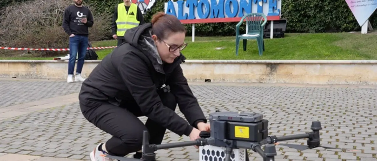 Drone con defibrillatore arriva prima dell’ambulanza, il test in Calabria: «Minuti preziosi per salvare vite»