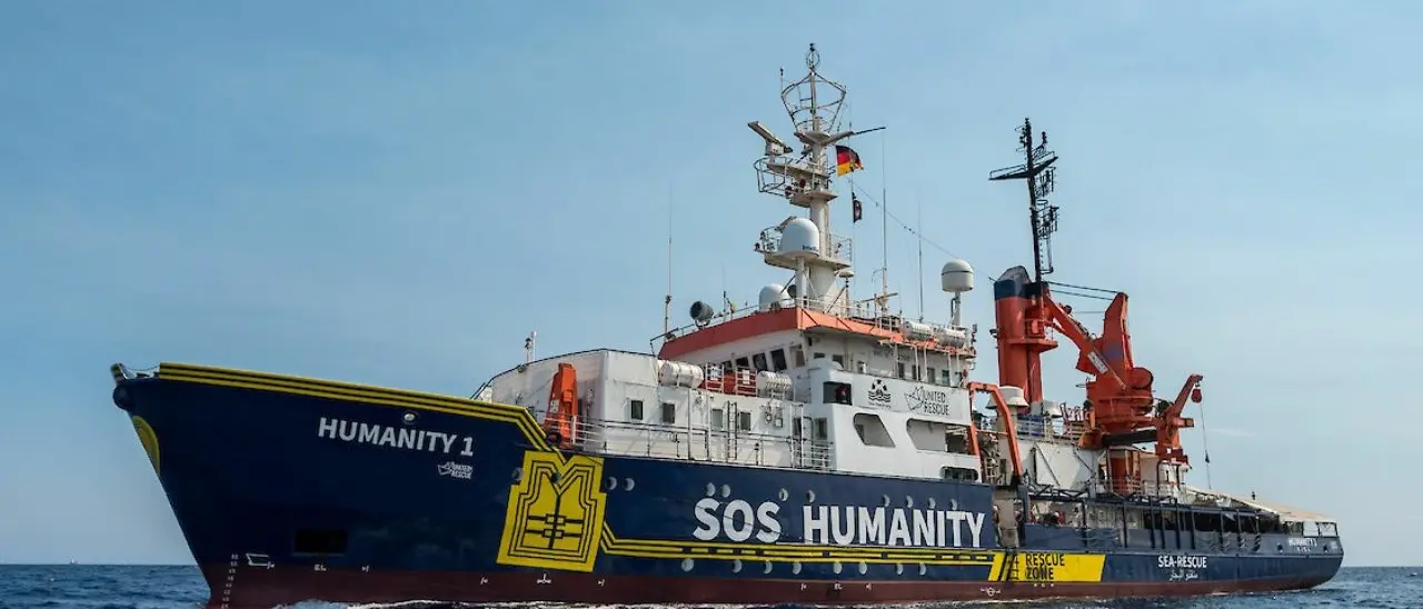 La nave Humanity ferma a Crotone: «Bloccati con accuse false mentre nel Mediterraneo si continua a morire»