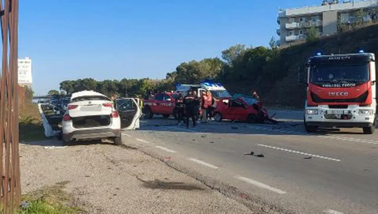 Scontro frontale in Puglia sulla statale della morte: perdono la vita nell’incidente tre giovani calabresi - I NOMI