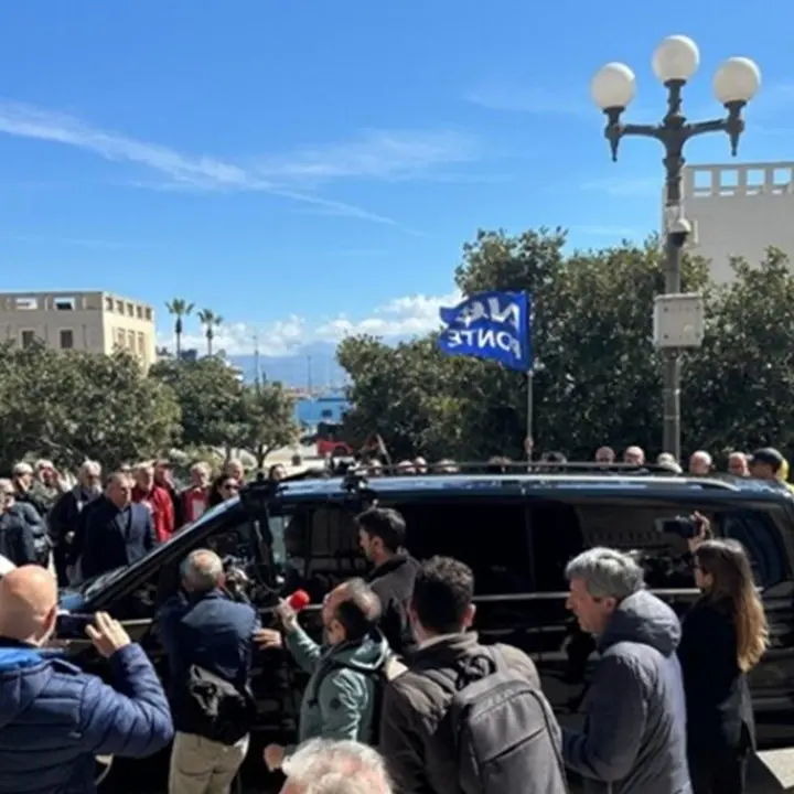 Ponte sullo Stretto, a Messina l’ad Ciucci accolto con fischi e lancio di carta igienica: rinviata l’audizione