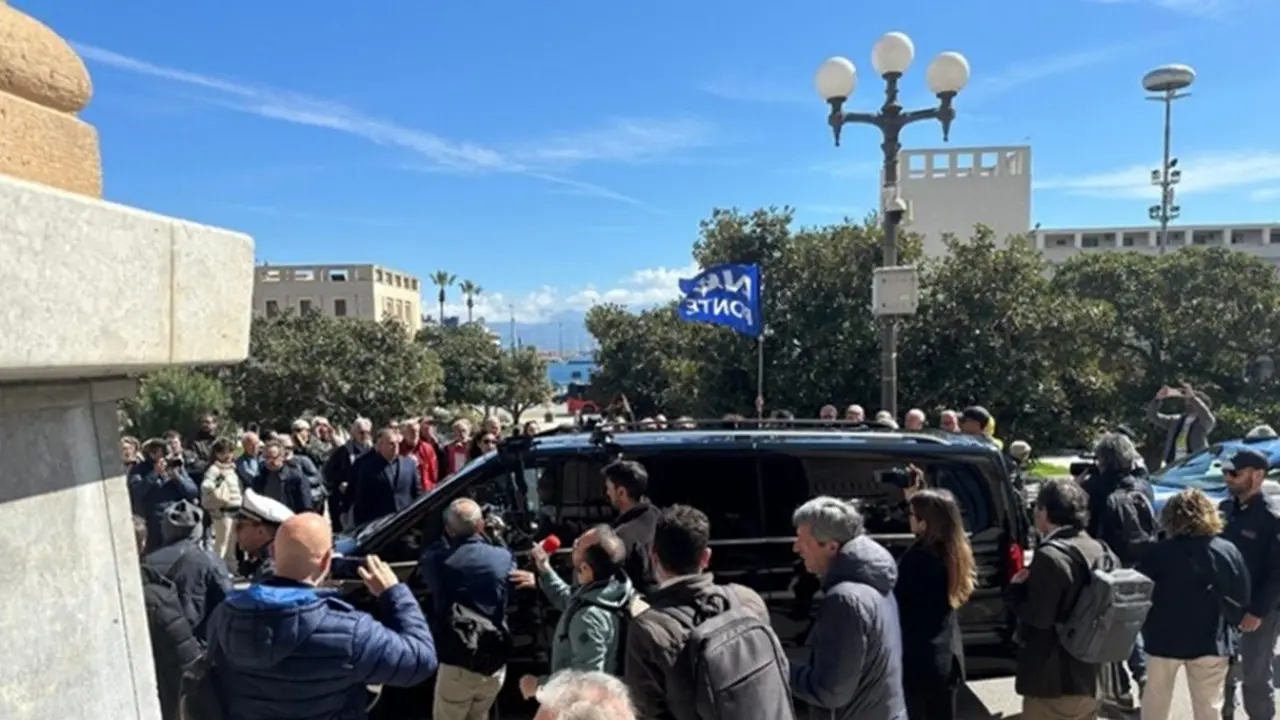 Ponte sullo Stretto, a Messina l’ad Ciucci accolto con fischi e lancio di carta igienica: rinviata l’audizione