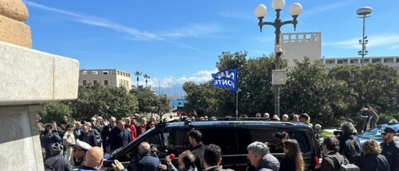 Ponte sullo Stretto, a Messina l’ad Ciucci accolto con fischi e lancio di carta igienica: rinviata l’audizione