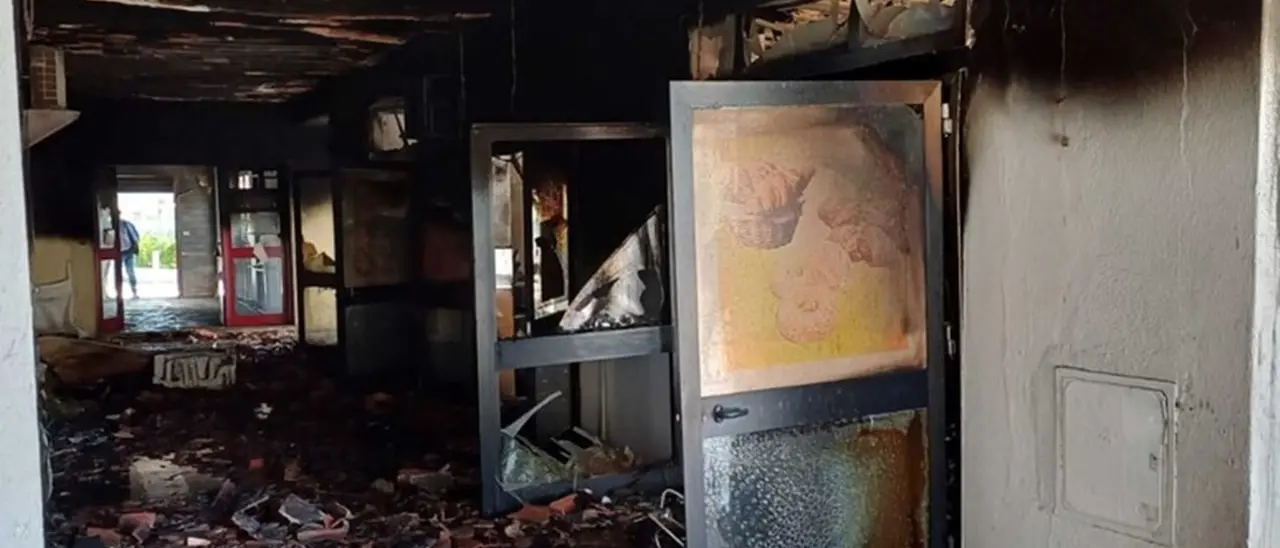 Incendio distrugge yogurteria a Marina di Sibari, indagano i carabinieri