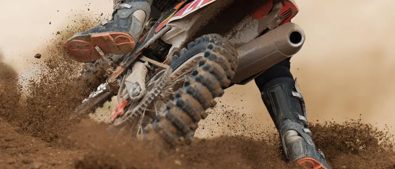 Tragico incidente in motocross, 25enne muore dopo l’impatto con una catena d’acciaio tesa tra 2 alberi