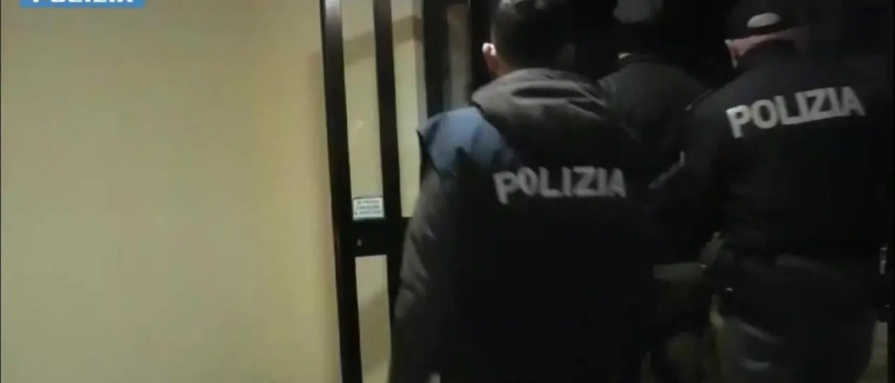 Droga, estorsioni e introduzione di cellulari in carcere: 30 arresti a Napoli