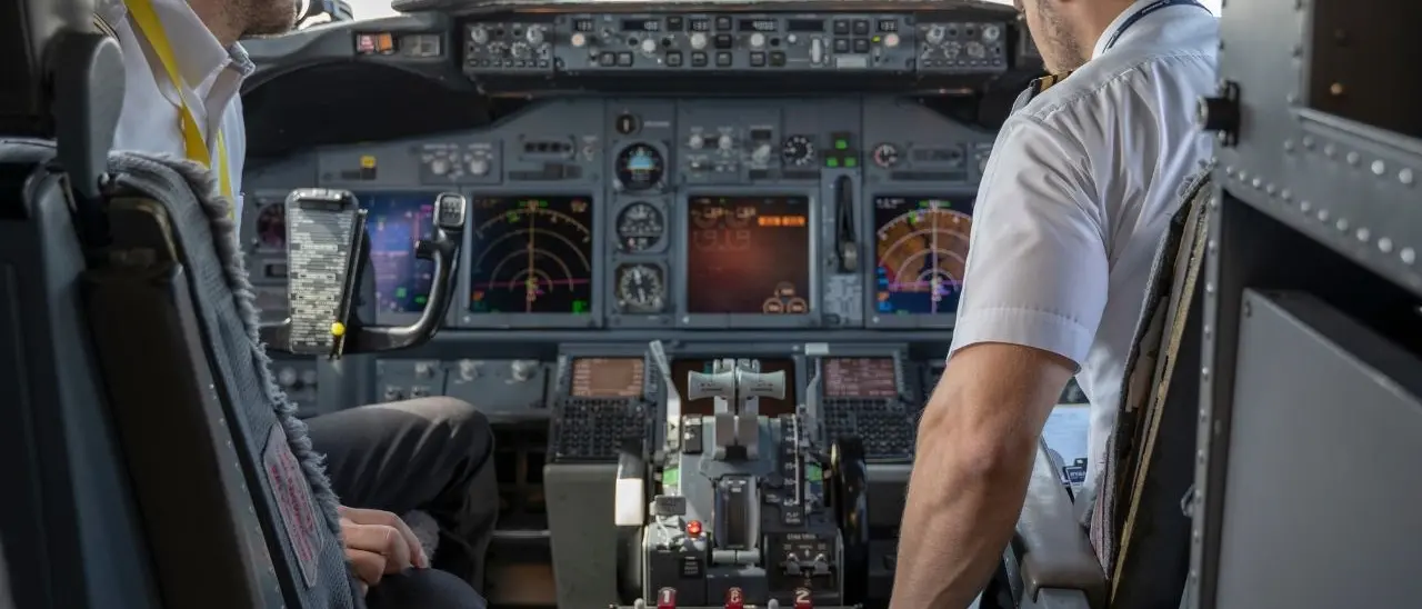 Dinamica fantozziana per il disastro aereo sfiorato: hostess reclina per errore il sedile del pilota e lo spinge sulla cloche