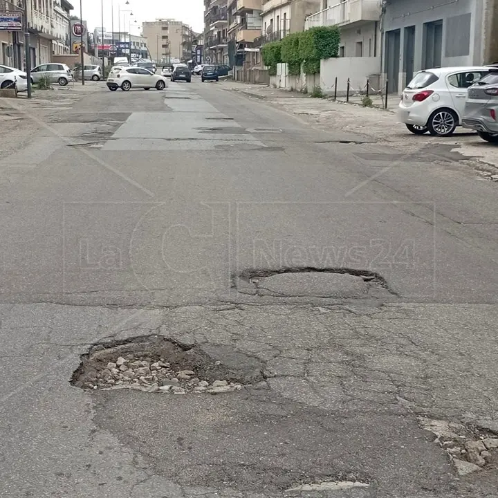 Strade dissestate a Gioia Tauro, cittadini stufi e il sindaco assicura: «Lavori al via su statale 18 e non solo»