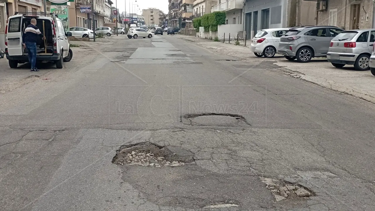 Strade dissestate a Gioia Tauro, cittadini stufi e il sindaco assicura: «Lavori al via su statale 18 e non solo»