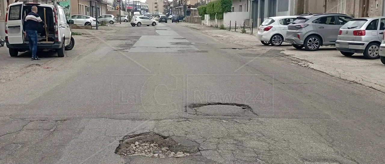 Strade dissestate a Gioia Tauro, cittadini stufi e il sindaco assicura: «Lavori al via su statale 18 e non solo»