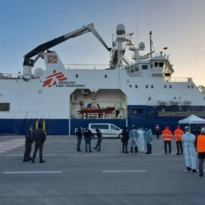 La Nave Geo Barents approda al porto di Marina di Carrara con 239 migranti